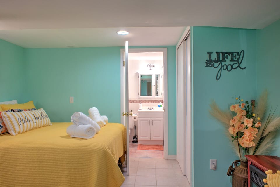 Lower Level - 1 Queen Bed, 1 Queen Sleeper Sofa