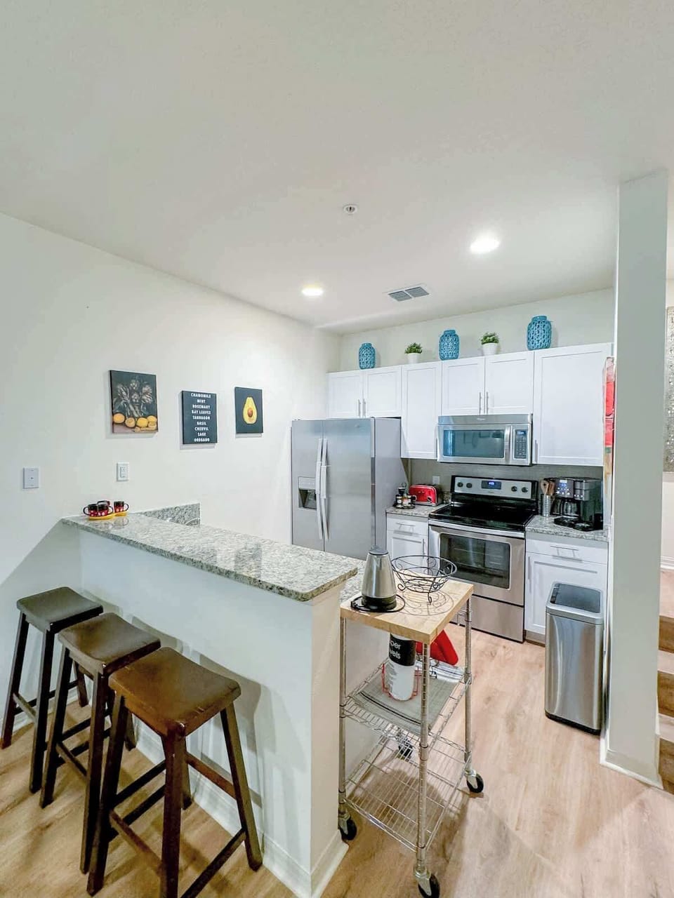 Fully equipped kitchen with a new coffee maker that can use either ground coffee or Keurig capsules. Please note that we do not provide capsules, so you can bring your favorites!