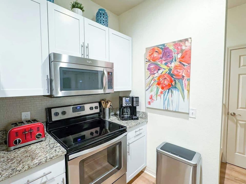 Fully equipped kitchen with a new coffee maker that can use either ground coffee or Keurig capsules. Please note that we do not provide capsules, so you can bring your favorites!