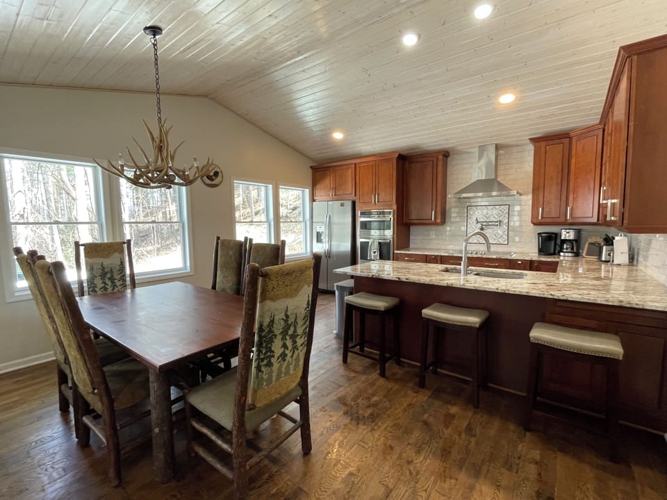 Walk-in, eat-in kitchen