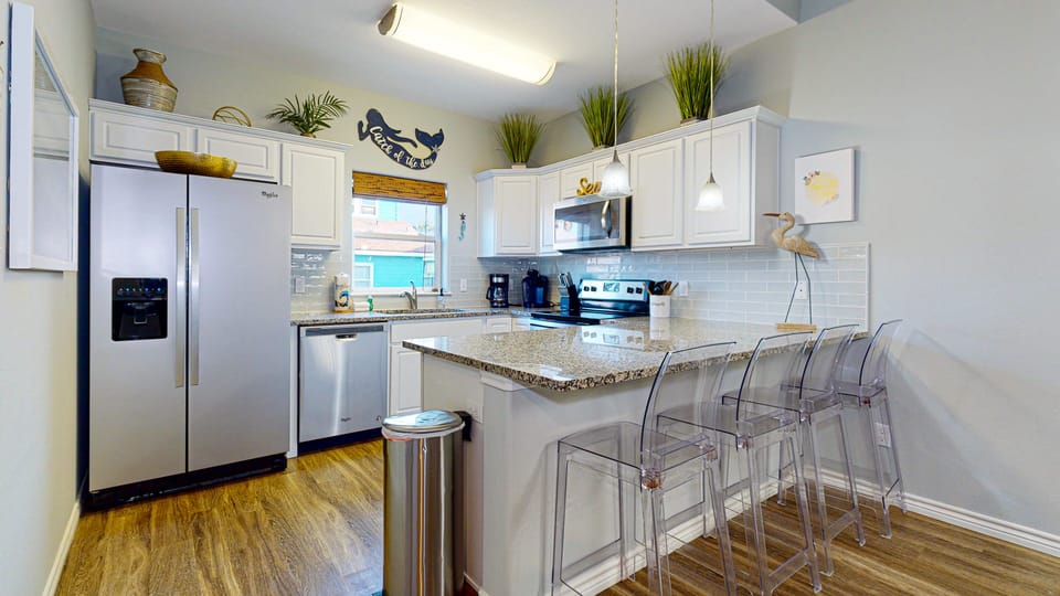 Breakfast Bar with Seating for 4
