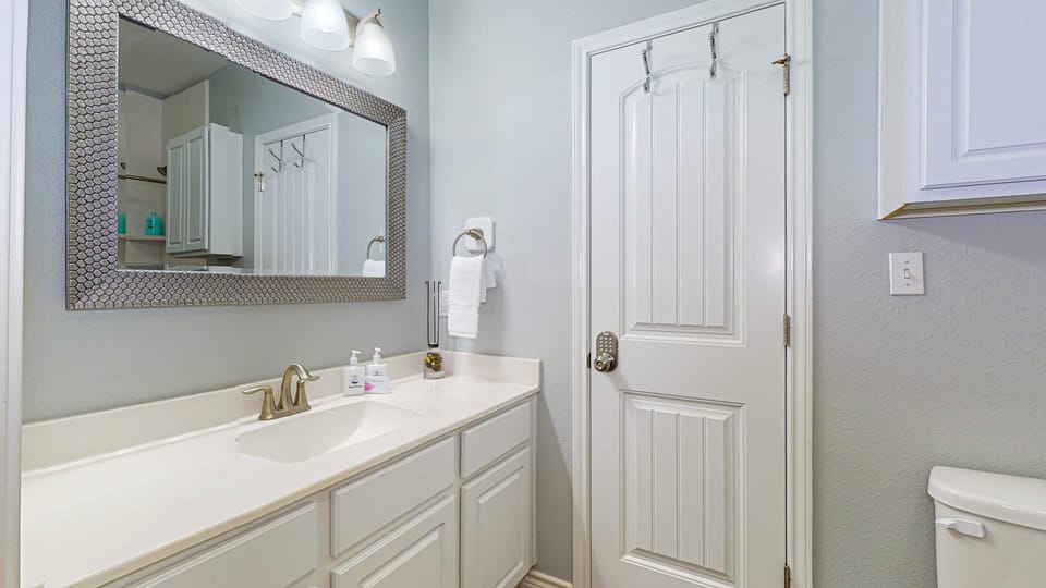 Ensuite Bathroom with Tub/Shower Combo