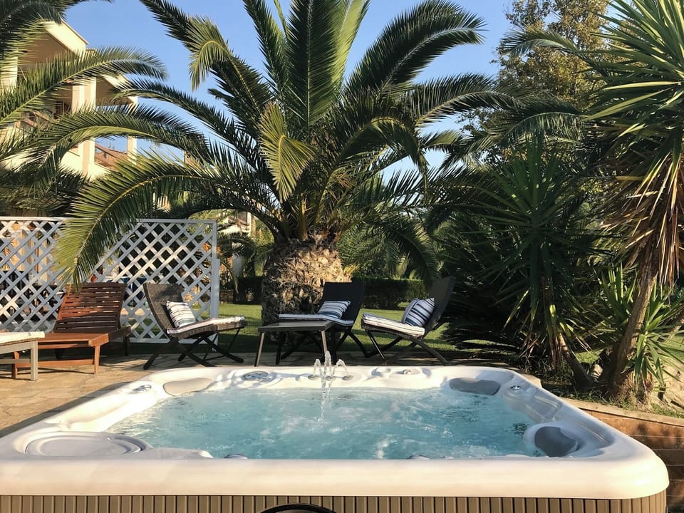 Outdoor spa tub