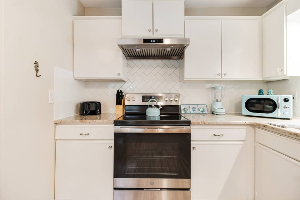 Coffee maker, toaster, stove with oven, microwave, and blender — all ready for your stay.