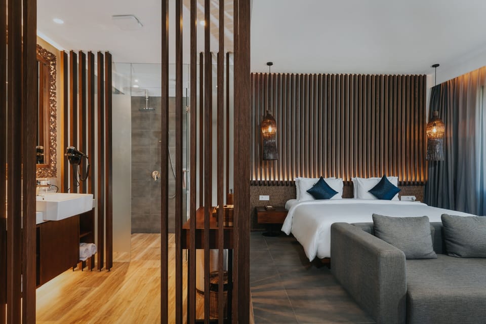 Deluxe Suite with Balcony | Bathroom | Rainfall showerhead, hair dryer, bathrobes, slippers