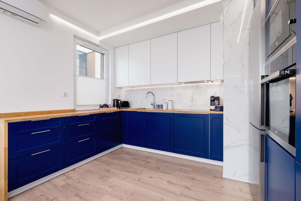 Kitchenette with plenty of kitchen utensils and dishes. 