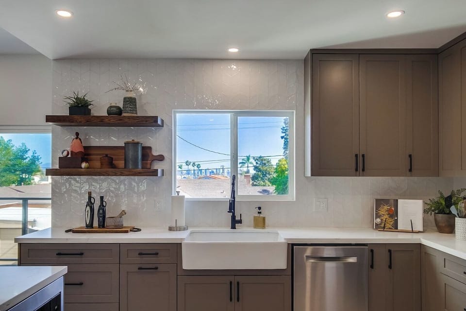 Smart features like a farmhouse sink