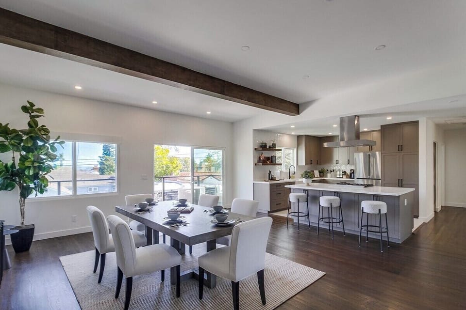 Dining room with seating for 6 guests and 3 at the breakfast bar