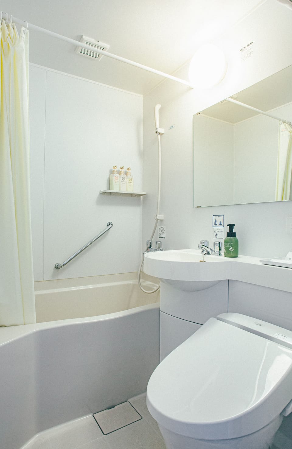 Basic Single Room | Bathroom | Combined shower/tub, slippers, electronic bidet, towels