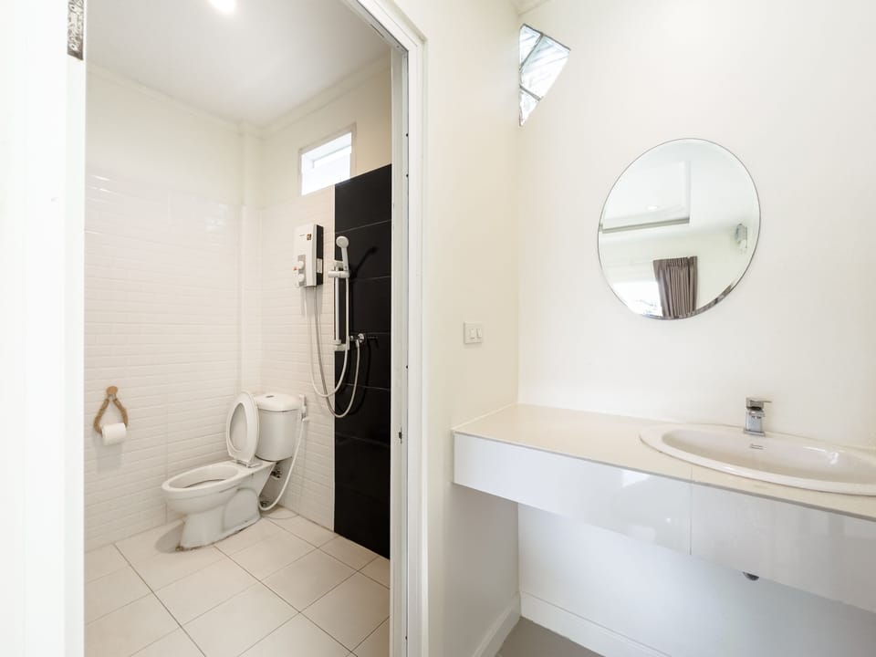 Superior Room | Bathroom | Shower, hair dryer, towels