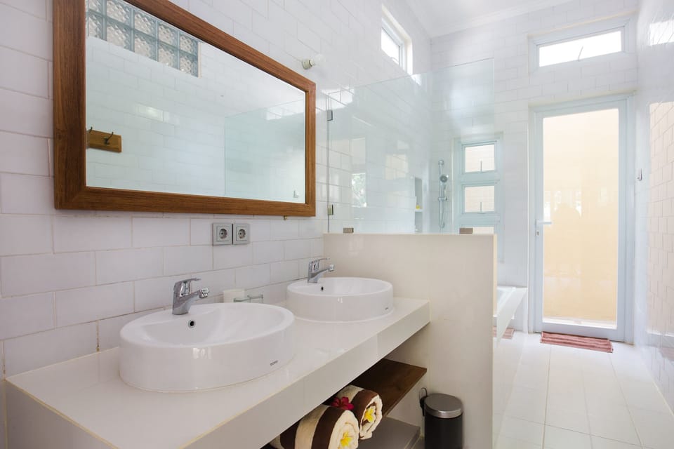 Studio Suite | Bathroom shower