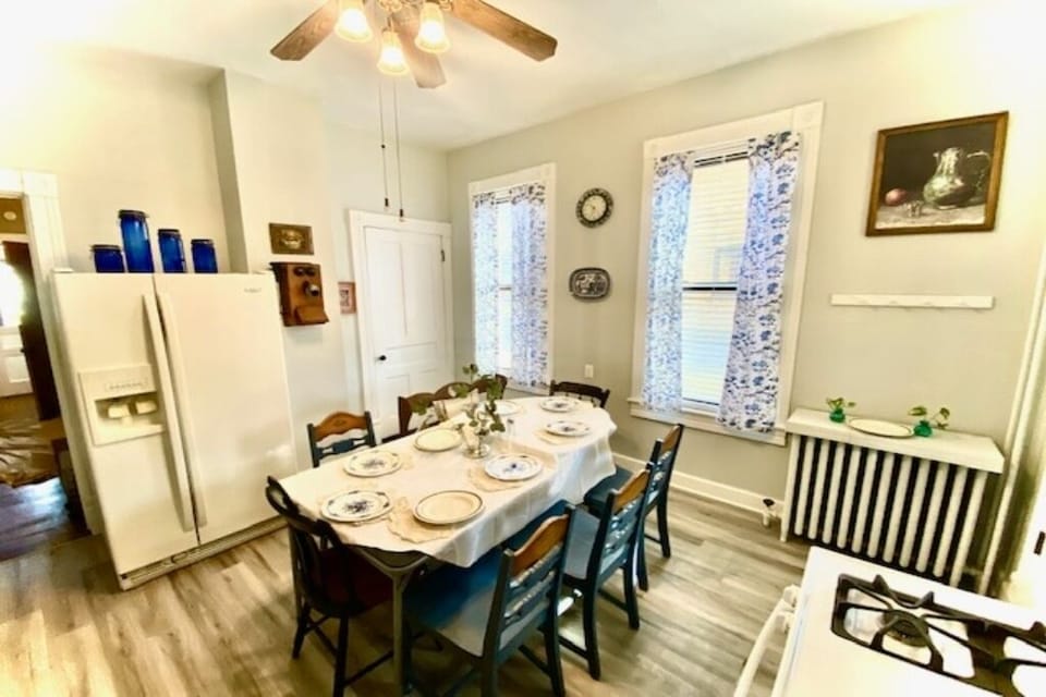 Large Kitchen.  Card table may be added to accommodate 8 seatings. 