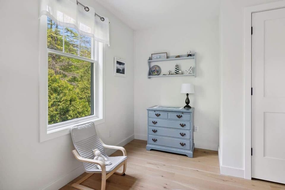 Plenty of storage options available so you can relax without added clutter.