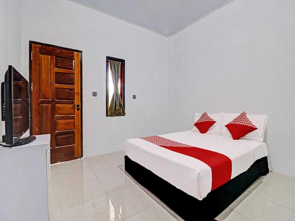 Standard Double Room | Desk, laptop workspace, blackout drapes, WiFi (free)
