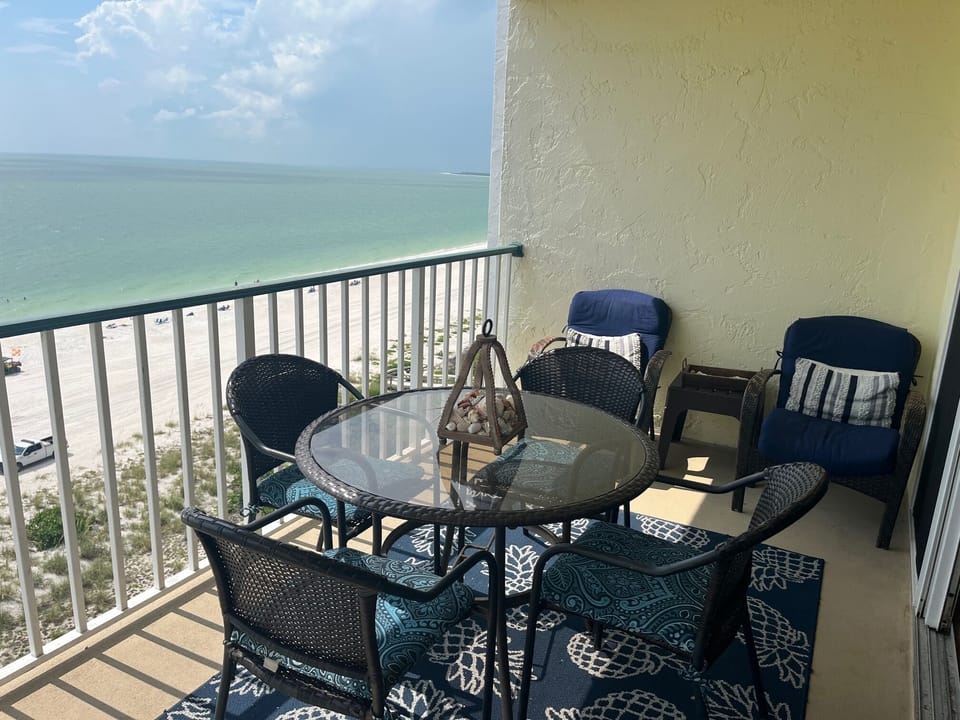 9th Floor - Balcony overlooking the Beach