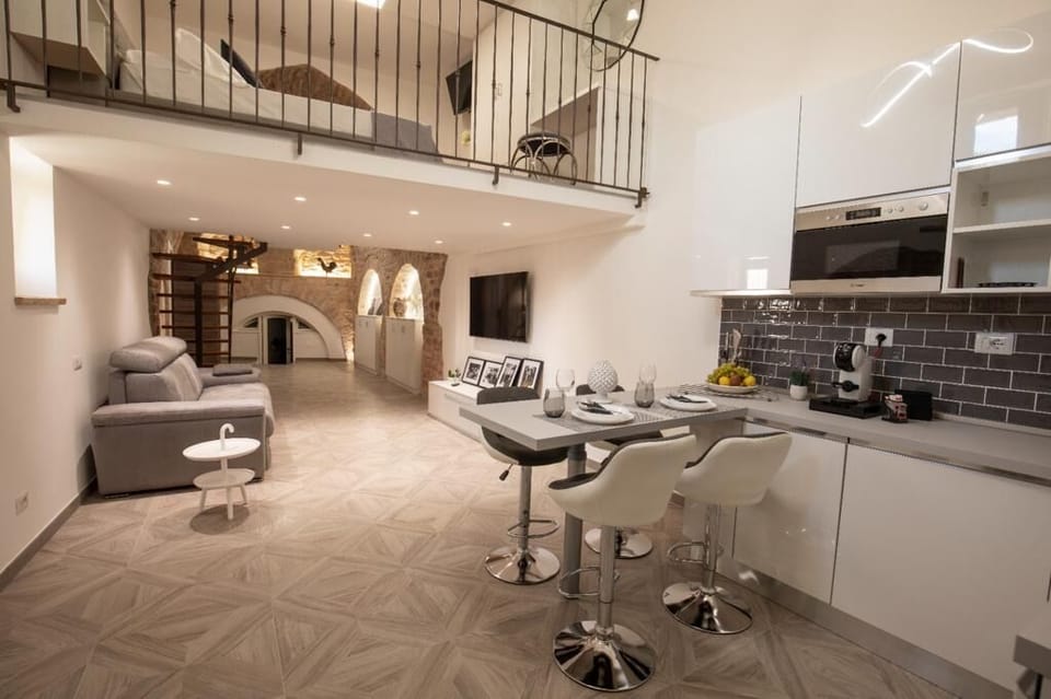Exclusive Studio Suite | Living area | Flat-screen TV