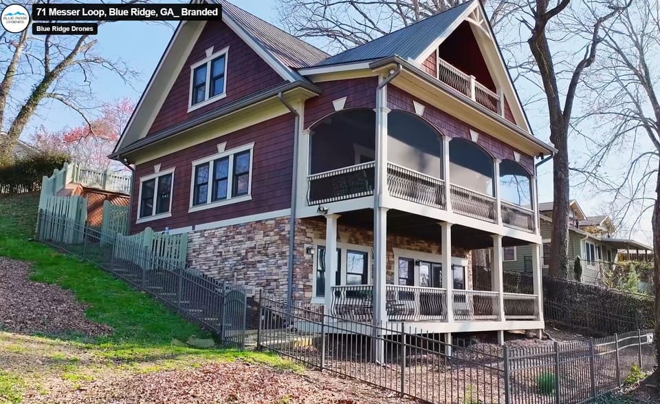 Blue Ridge Cottage - Side View Fenced Yard