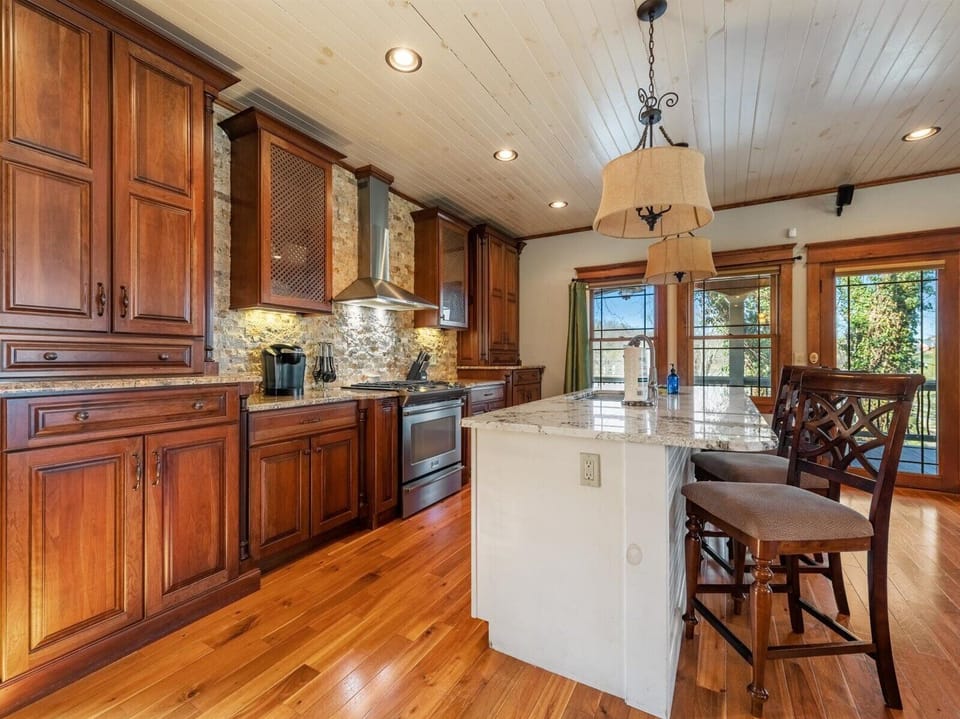 Blue Ridge Cottage - Spacious Kitchen