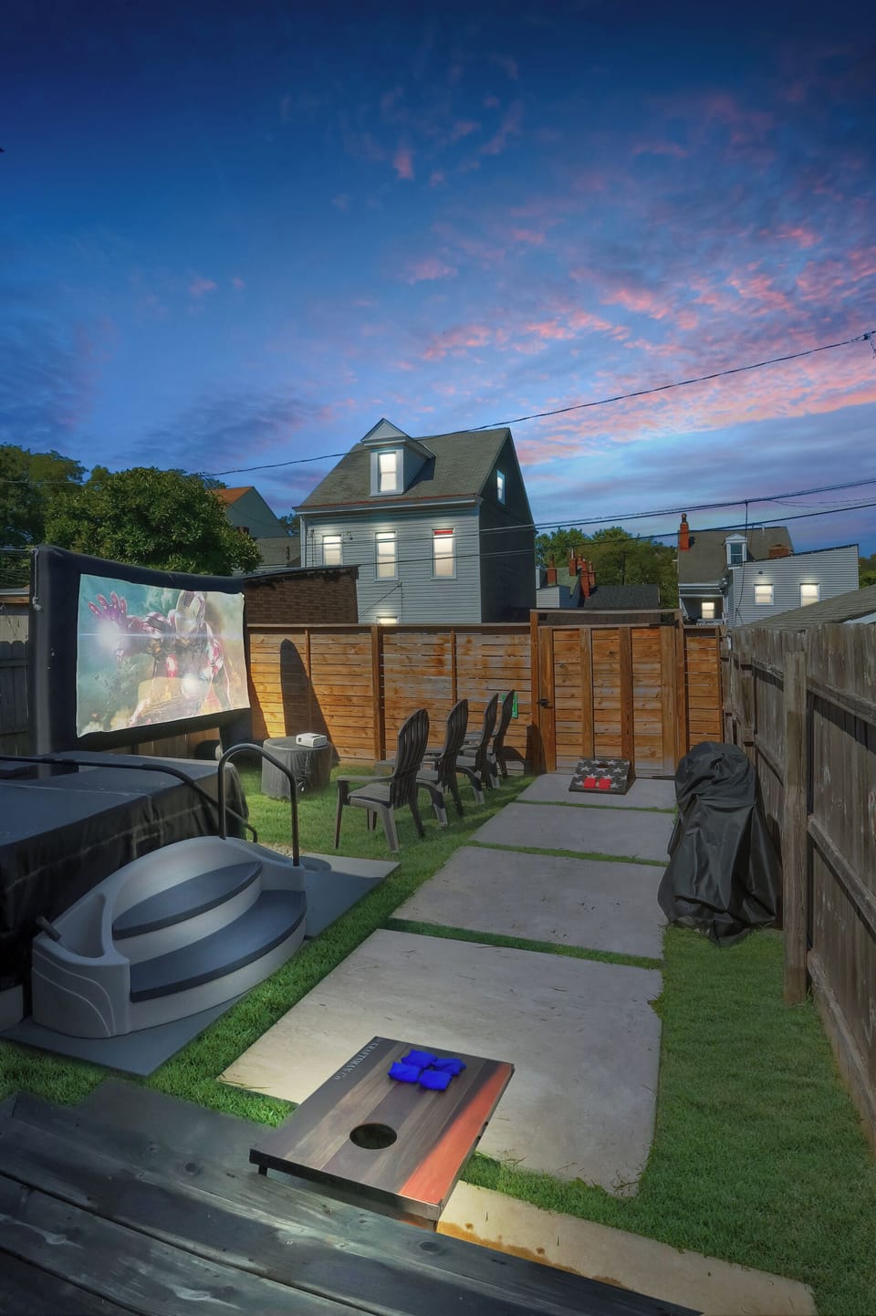 Hot Tub, Outdoor Theater & Stunning Skyline Views!

