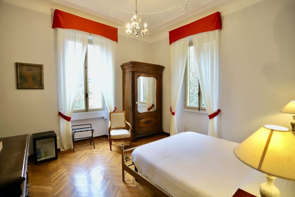 Free minibar, in-room safe, free WiFi, bed sheets