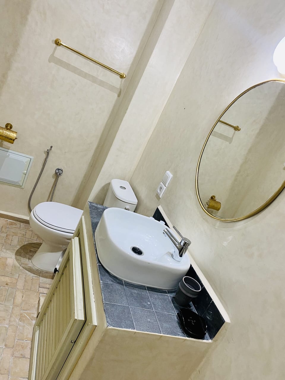Deluxe Triple Room | Bathroom | Free toiletries, hair dryer, bidet, towels