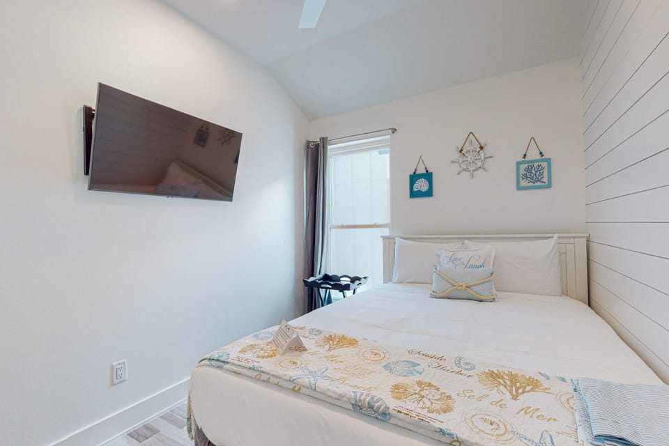 Queen bedroom