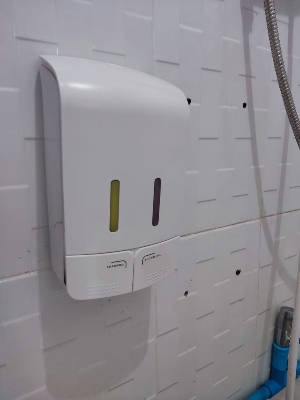 Shower, hydromassage showerhead, free toiletries, slippers