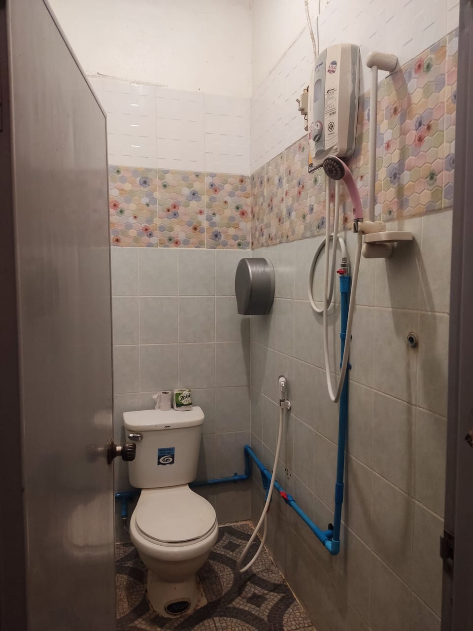 Shower, hydromassage showerhead, free toiletries, slippers