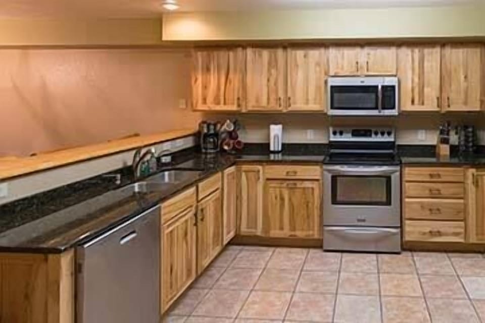 Family Townhome, Balcony, Lakeside | Private kitchen | Full-size fridge, microwave, stovetop, dishwasher