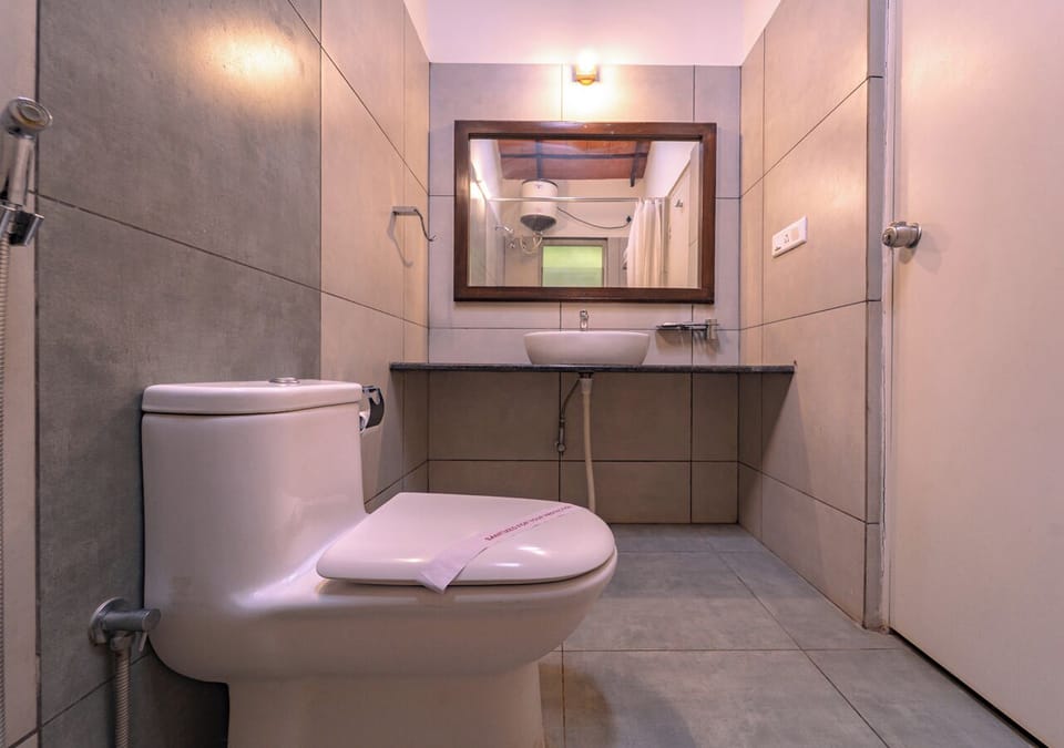 Luxury Cottage | Bathroom | Shower, eco-friendly toiletries, bathrobes, bidet
