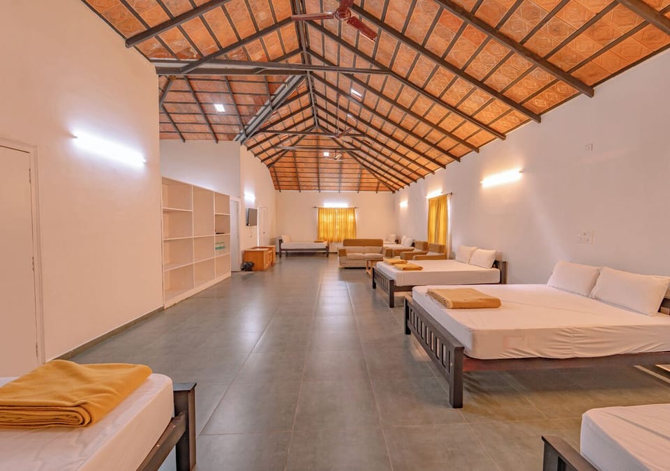 Family Room | Hypo-allergenic bedding, desk, free WiFi