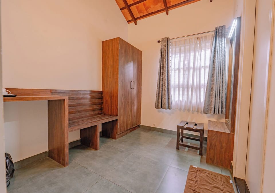 Luxury Quadruple Room | Living area | 32-inch LCD TV with satellite channels, table tennis