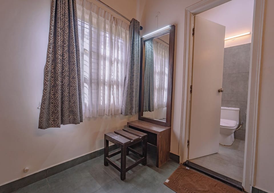 Luxury Quadruple Room | Living area | 32-inch LCD TV with satellite channels, table tennis