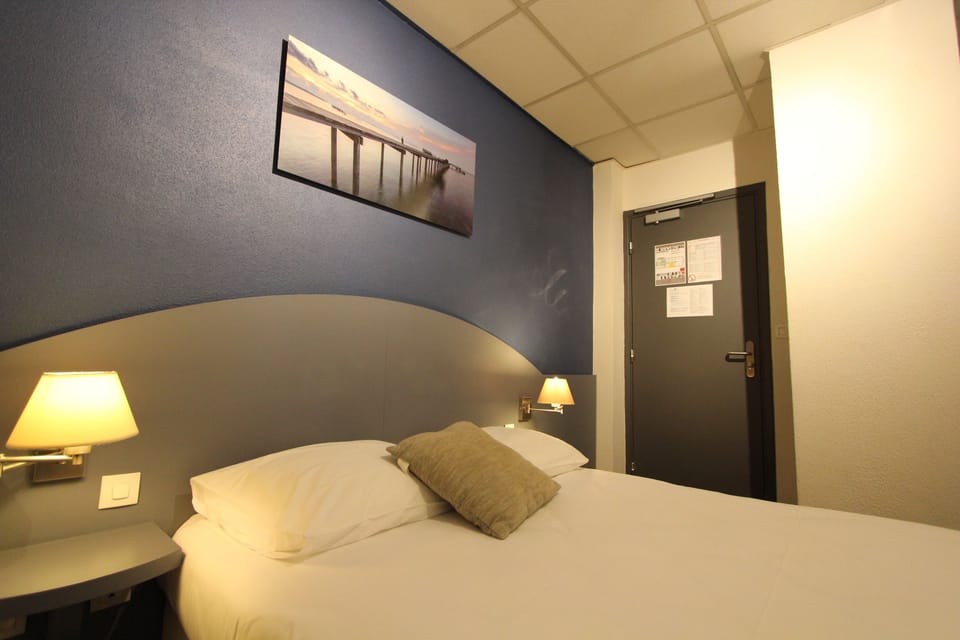 Comfort Double Room | Hypo-allergenic bedding, desk, laptop workspace, soundproofing