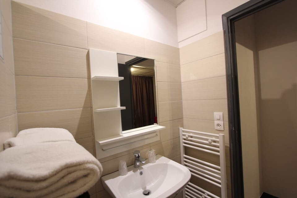 Suite with Air Conditioning | Bathroom | Shower, free toiletries, hair dryer, towels