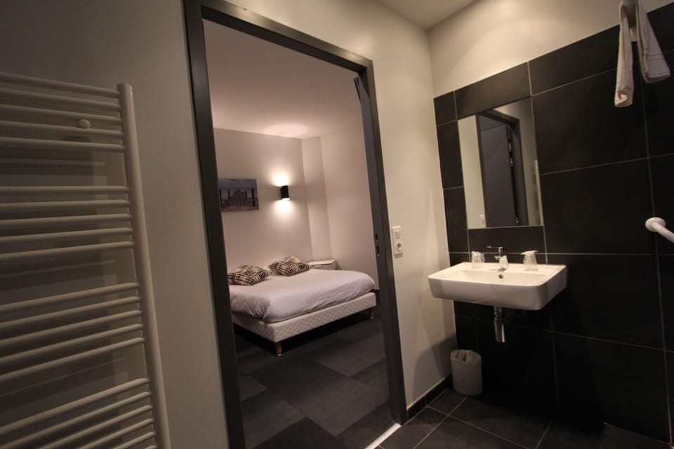 Superior Double Room with Air Conditioning | Bathroom | Shower, free toiletries, hair dryer, towels