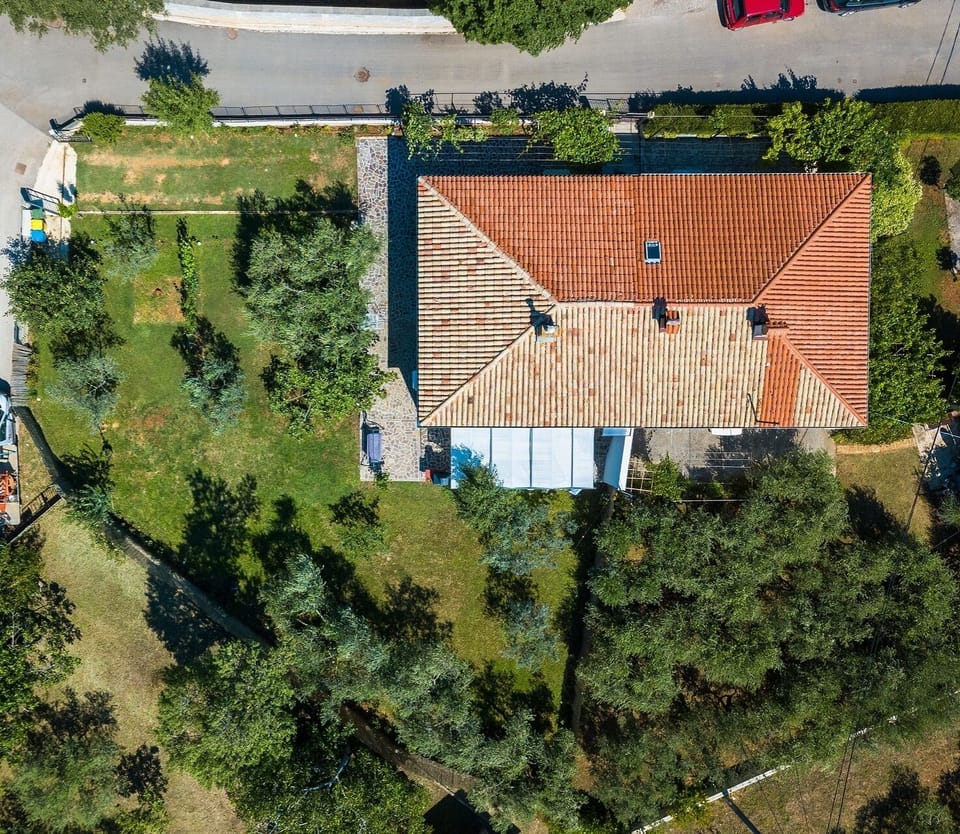 House with big garden and free parking