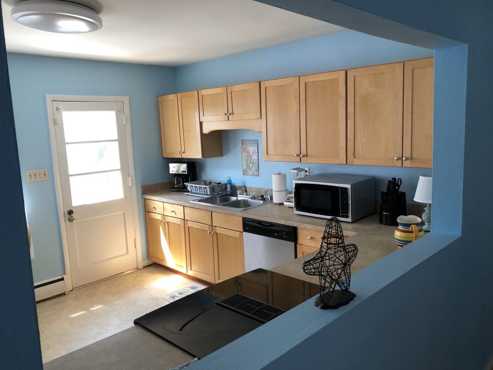 House, 4 Bedrooms | Private kitchen | Coffee/tea maker, fridge, oven, toaster