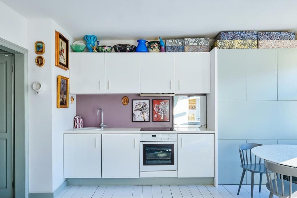 Fridge, oven, stovetop, electric kettle