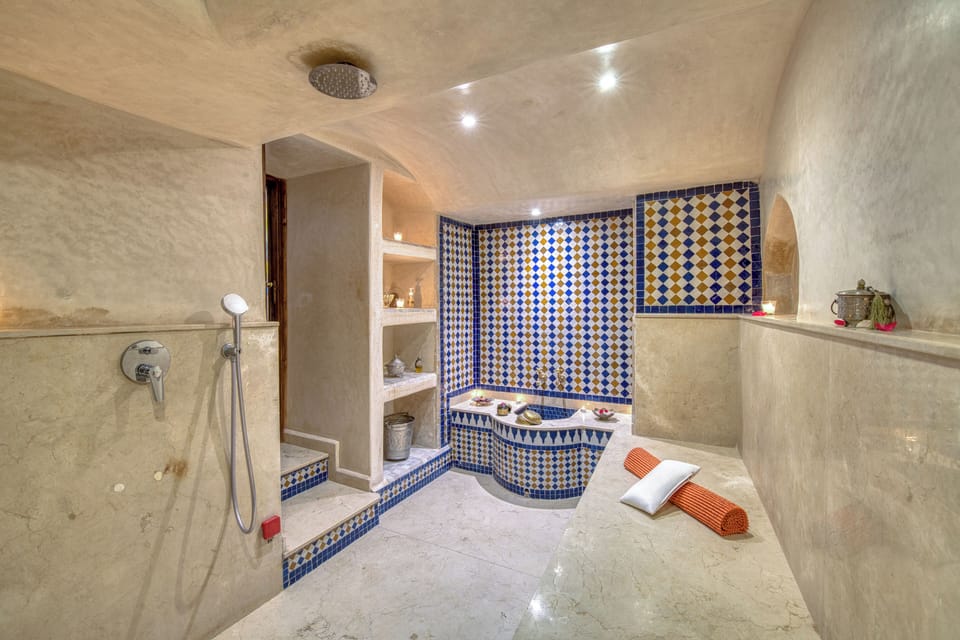 Couples treatment rooms, body treatments, hot stone massages