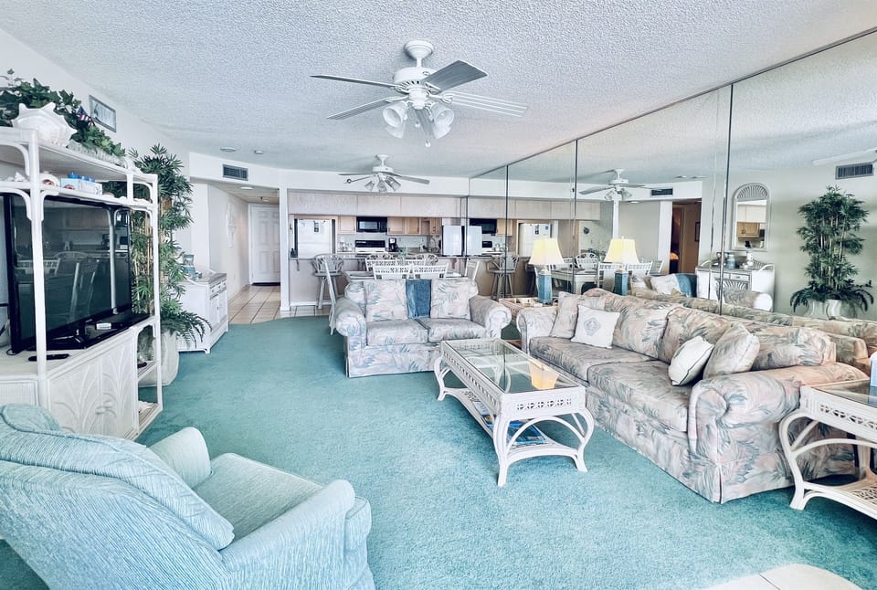 Large Living Area, Balcony access