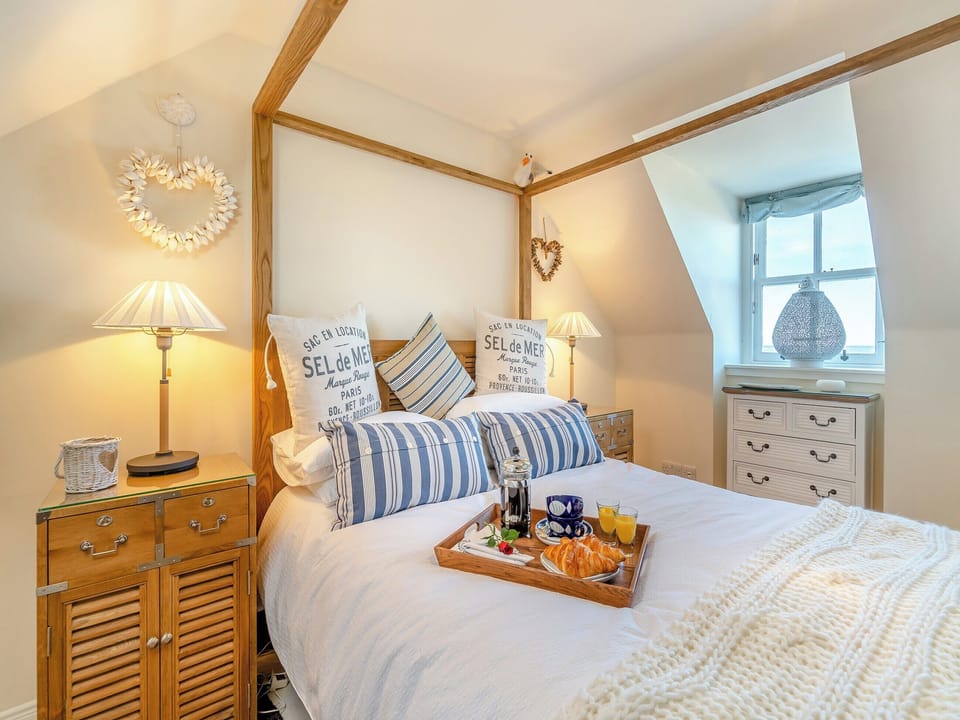 Kingsize bedroom. Main bedroom | The Old Net Shed, Banff