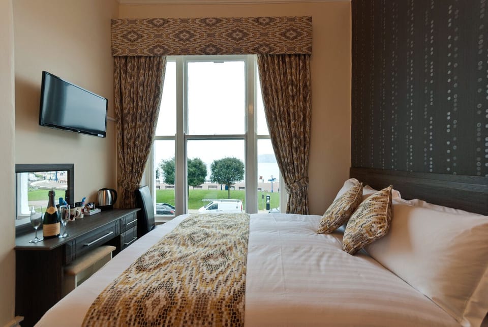 Junior Double Room, Sea View | Premium bedding, desk, laptop workspace, blackout drapes