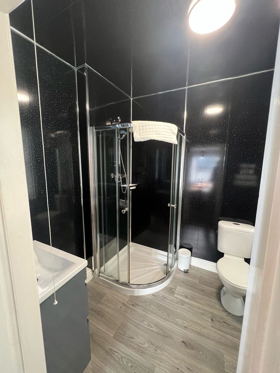 Junior Triple Room | Bathroom | Shower, free toiletries, hair dryer, towels
