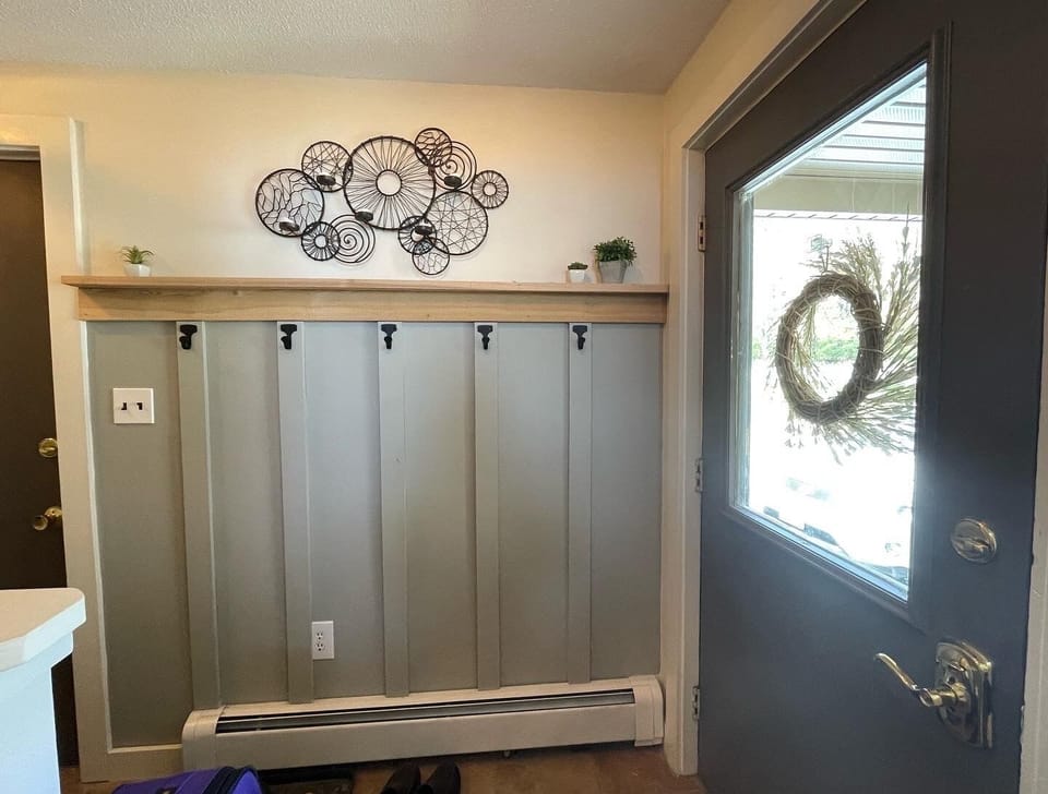 ENTRYWAY WITH LOTS OF HOOKS