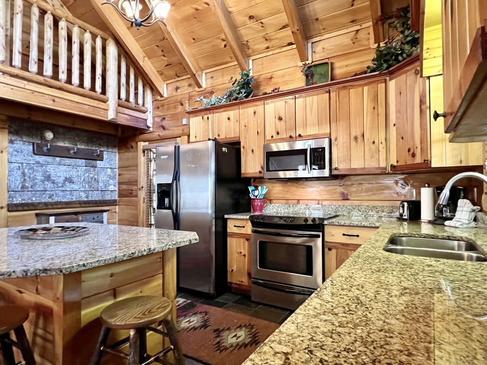 This kitchen gives you all sorts of prep space