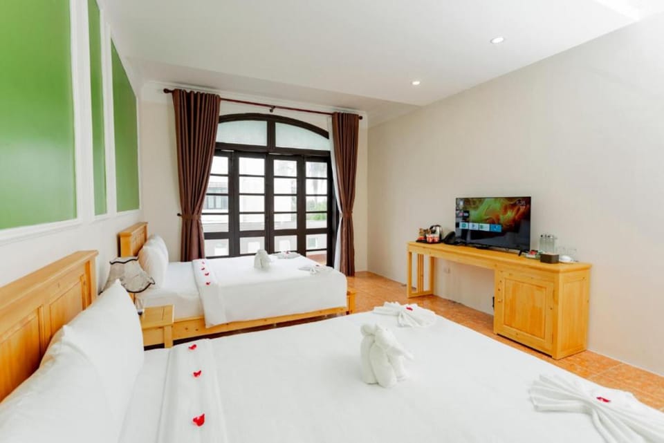Deluxe Family Room | Minibar, desk, soundproofing, free WiFi