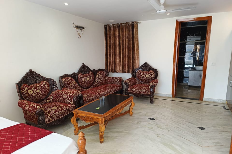 Suite | Desk, free WiFi, bed sheets