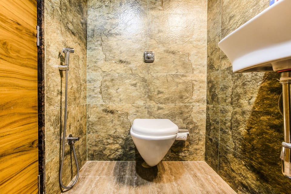 Executive Room | Bathroom | Shower, rainfall showerhead, free toiletries, towels