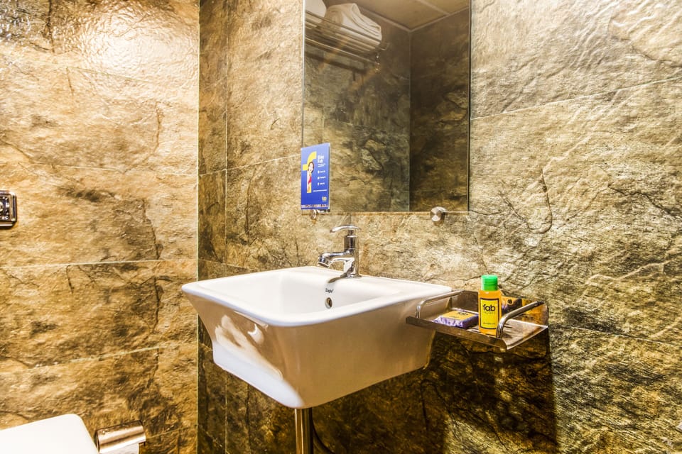 Deluxe Room | Bathroom | Shower, rainfall showerhead, free toiletries, towels